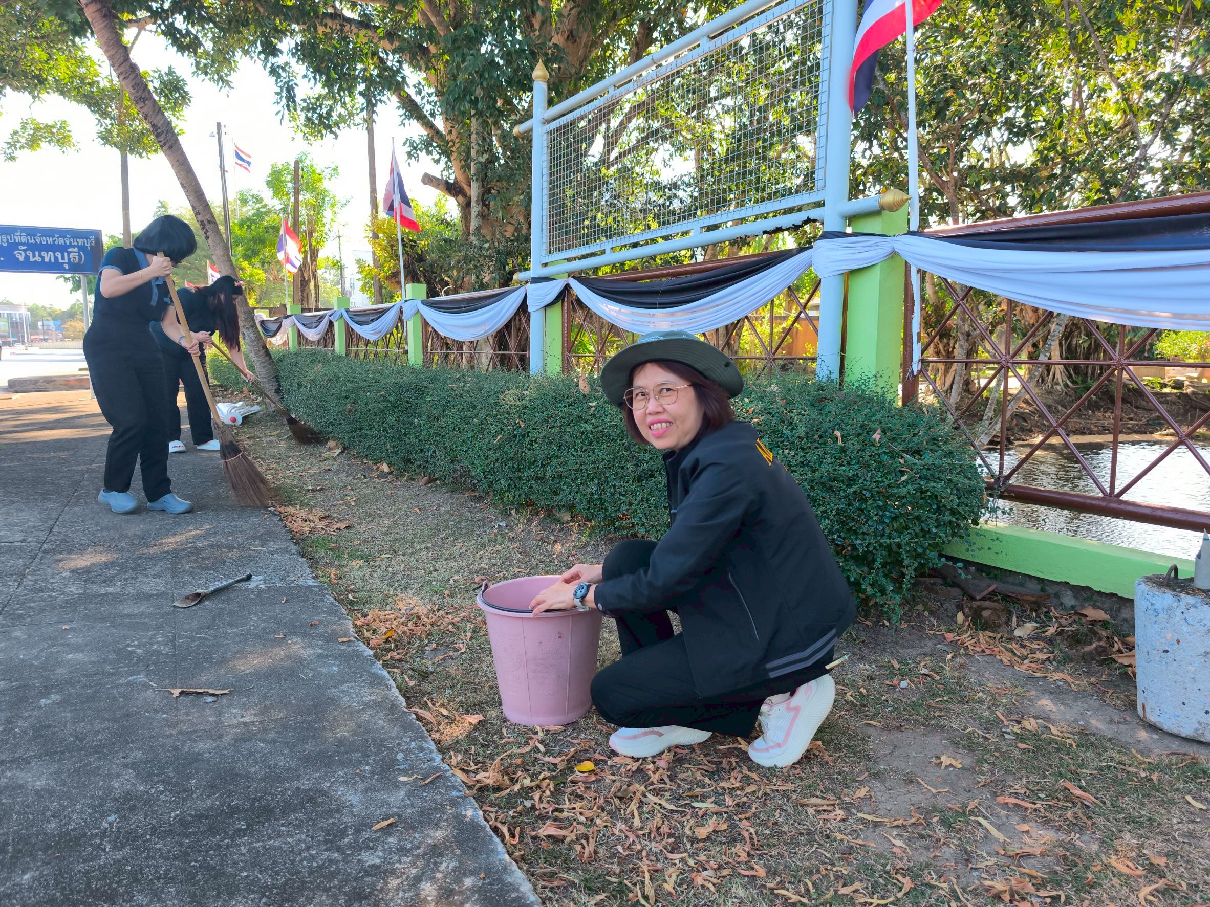 title - ส.ป.ก. จันทบุรี จัดกิจกรรมจิตอาสาบำเพ็ญสาธารณประโยชน์และบำเพ็ญสาธารณกุศล เนื่องในวันคล้ายวันพระบรมราชสมภพ พระบาทสมเด็จพระบรมชนกาธิเบศร มหาภูมิพลอดุลยเดชมหาราช บรมนาถบพิตร และวันพ่อแห่งชาติ 5 ธันวาคม 2568 และกิจกรรมรวมพลังแห่งความภักดี